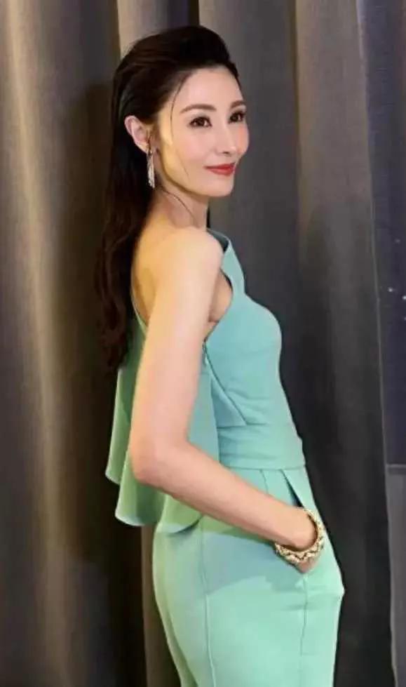 54岁李嘉欣露面，膀大腰粗不敢认，医美过度后遗症