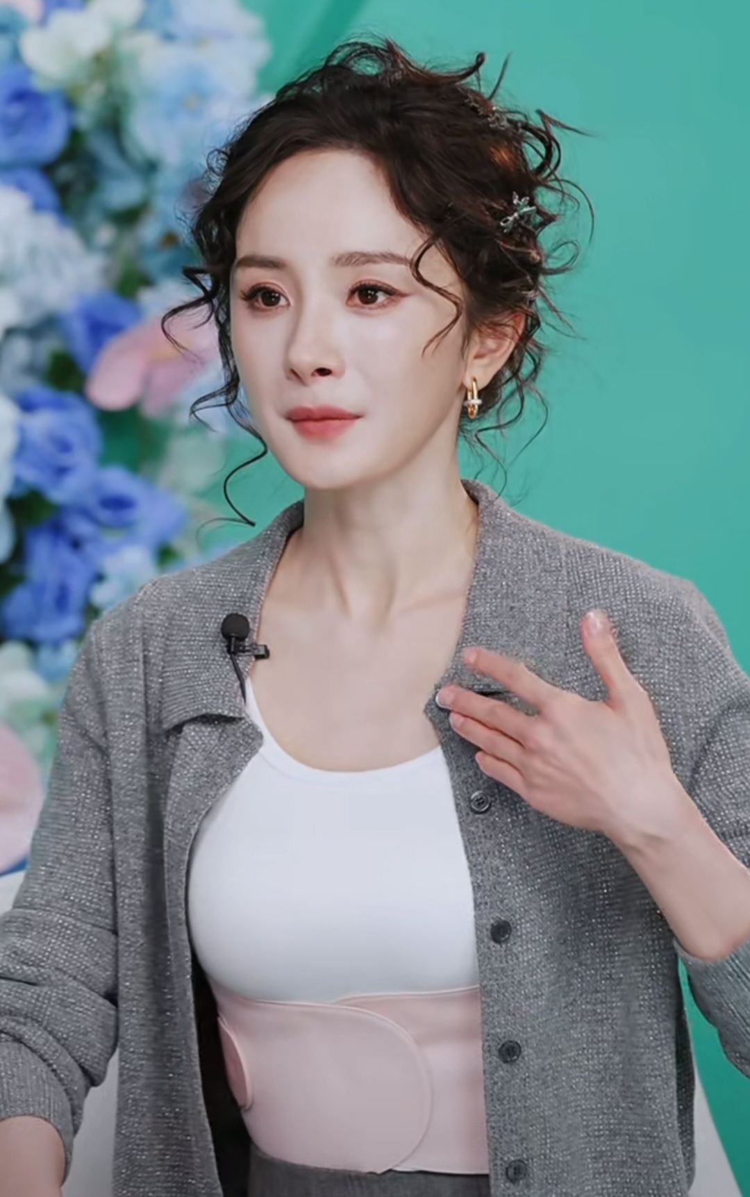 杨幂昨晚直播造型有突破，90年代复古影楼风的泡面卷盘发引发热议