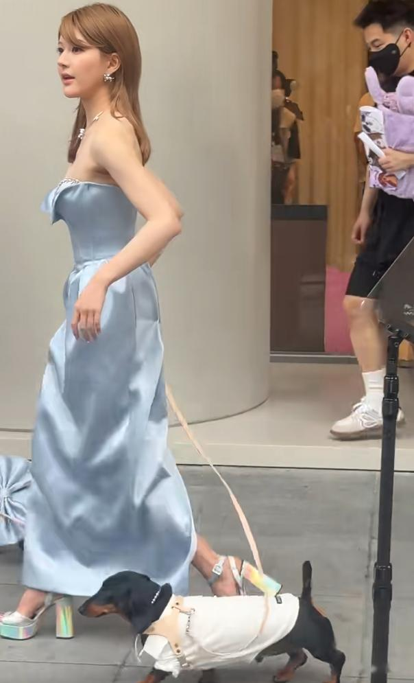 赵露思生图被爆出，有谁注意她的腋窝？网友：再也不羡慕女明星了