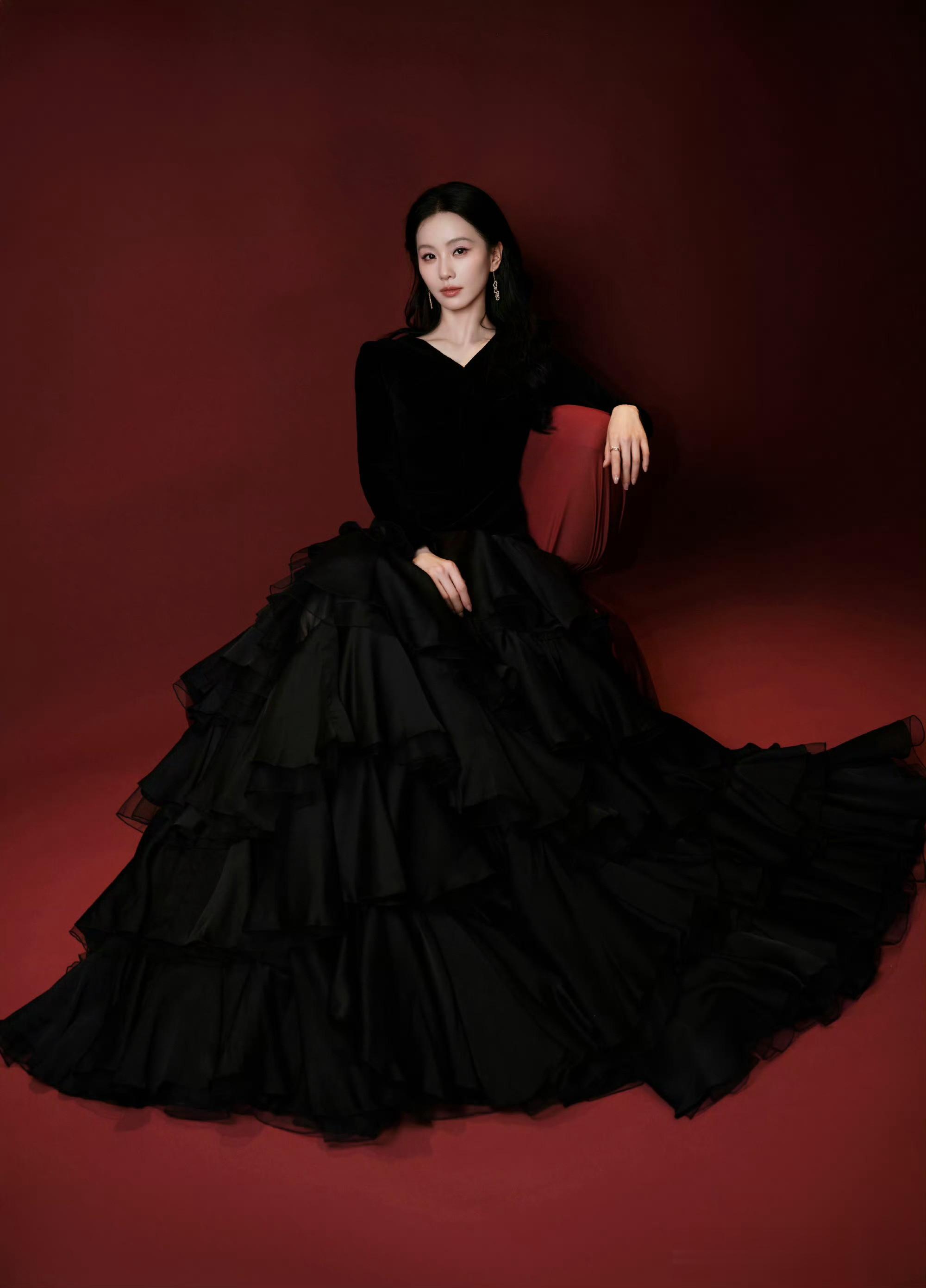 刘诗诗芭比波朗直播造型,黑丝绒长裙复古优雅气质拉满
