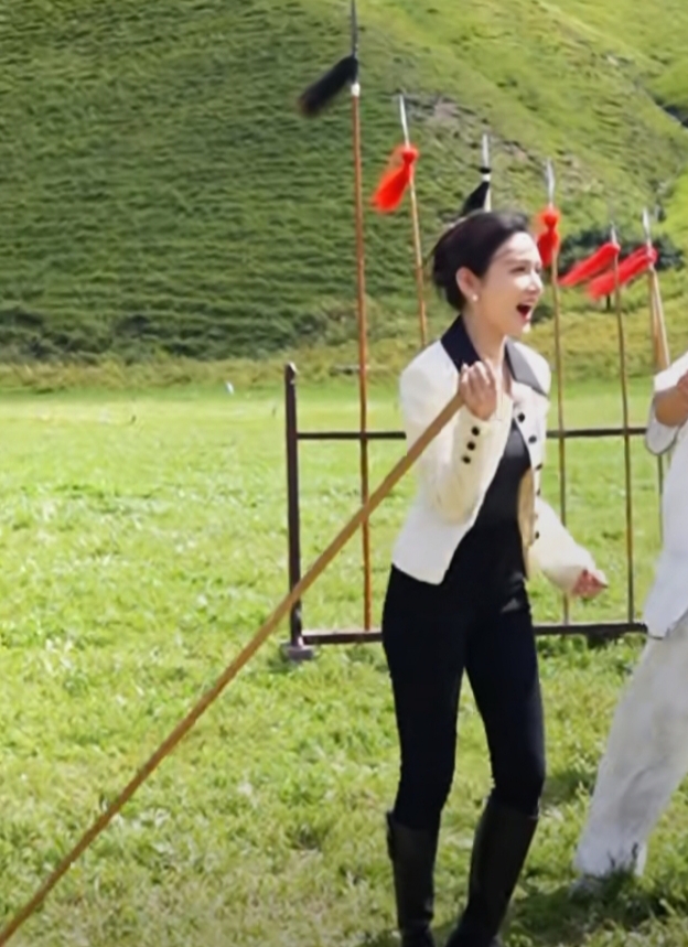 龙洋草原非遗活动造型,黑白穿搭配利落发型,美出新高度