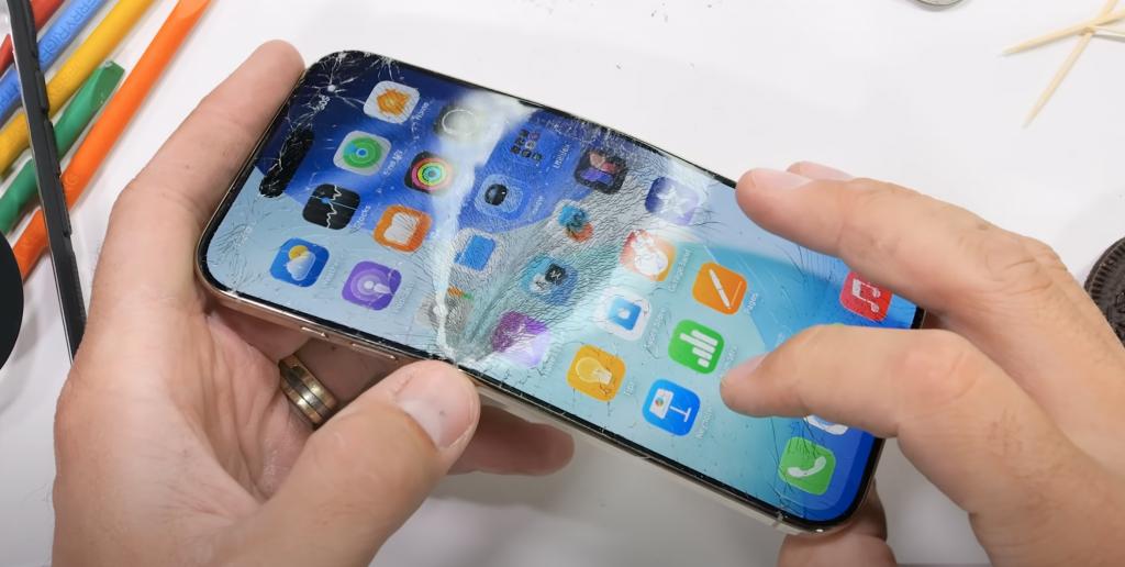 拆解新 iPhone 的「高原」设计,以及「可替换电池」的线索