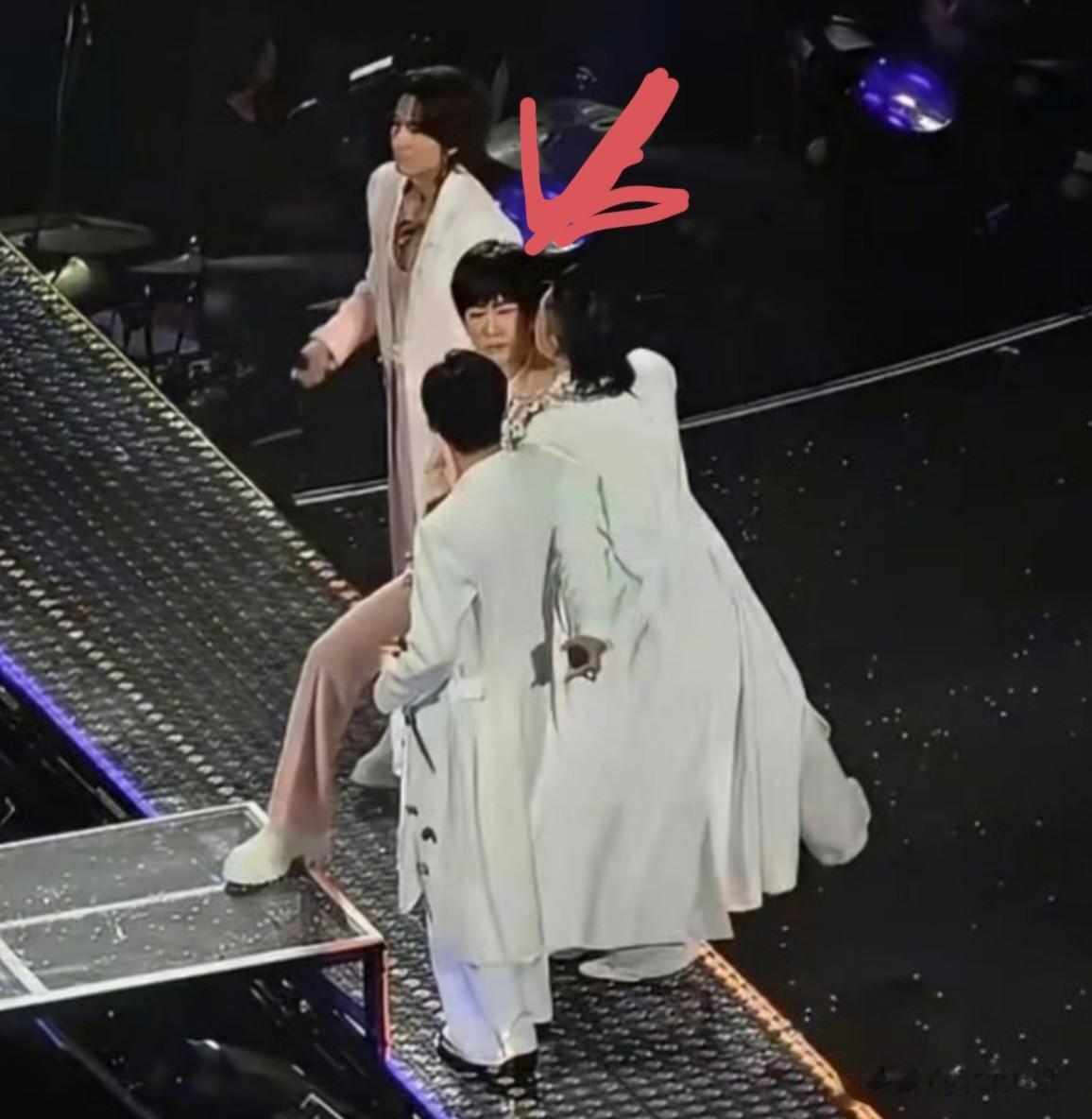 太体面！阿信从舞台摔倒，被网友质疑想试探F3，却发言感谢朱孝天