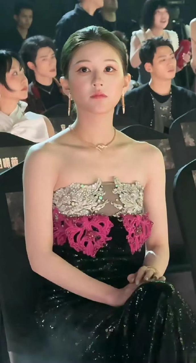 赵露思回应星光大赏服装和妆容问题：我就不是一个以美出众的演员