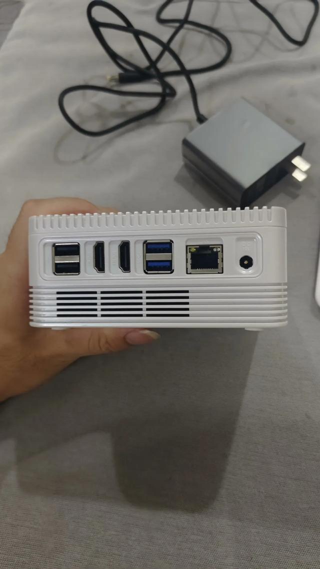 跑分超百万白色迷你主机!标配八核R9处理器,M2+2.5寸双盘位