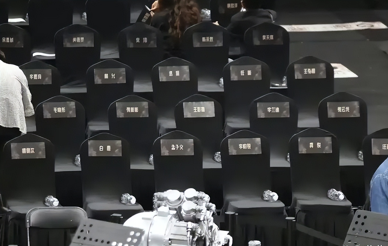 有一种“反击”叫童谣,22年后童谣高调领奖,台下张国立落寞发呆