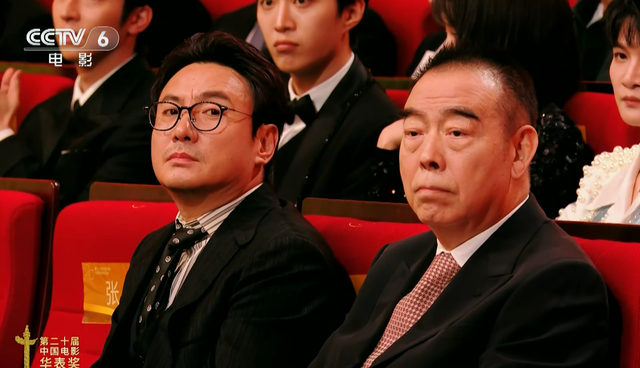 华表奖这晚，座次暴露江湖地位，成龙陈凯歌坐一边，C位雷打不动