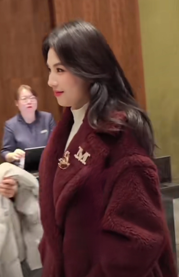 刘涛这身酒红大衣也太有气场了吧