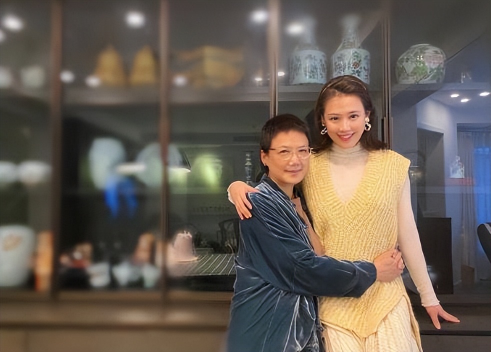 37岁马思纯和妈妈逛街被偶遇!蒋文娟剪短发手拎爱马仕,真是富态