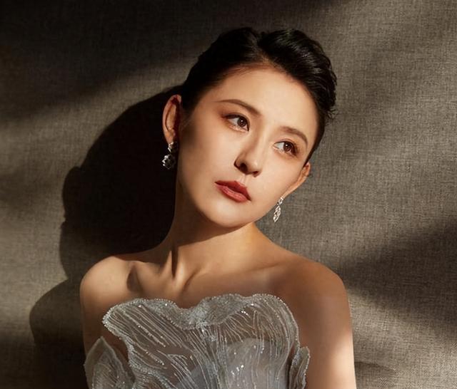 隐婚生女，成功走出抑郁的热依扎，可以没老公，不能没有亲哥哥