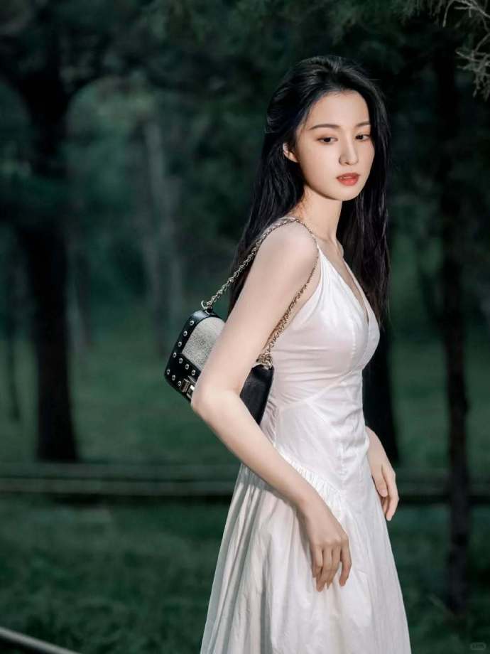 王楚然的白色穿搭美疯了，完全长在审美点上！ ???