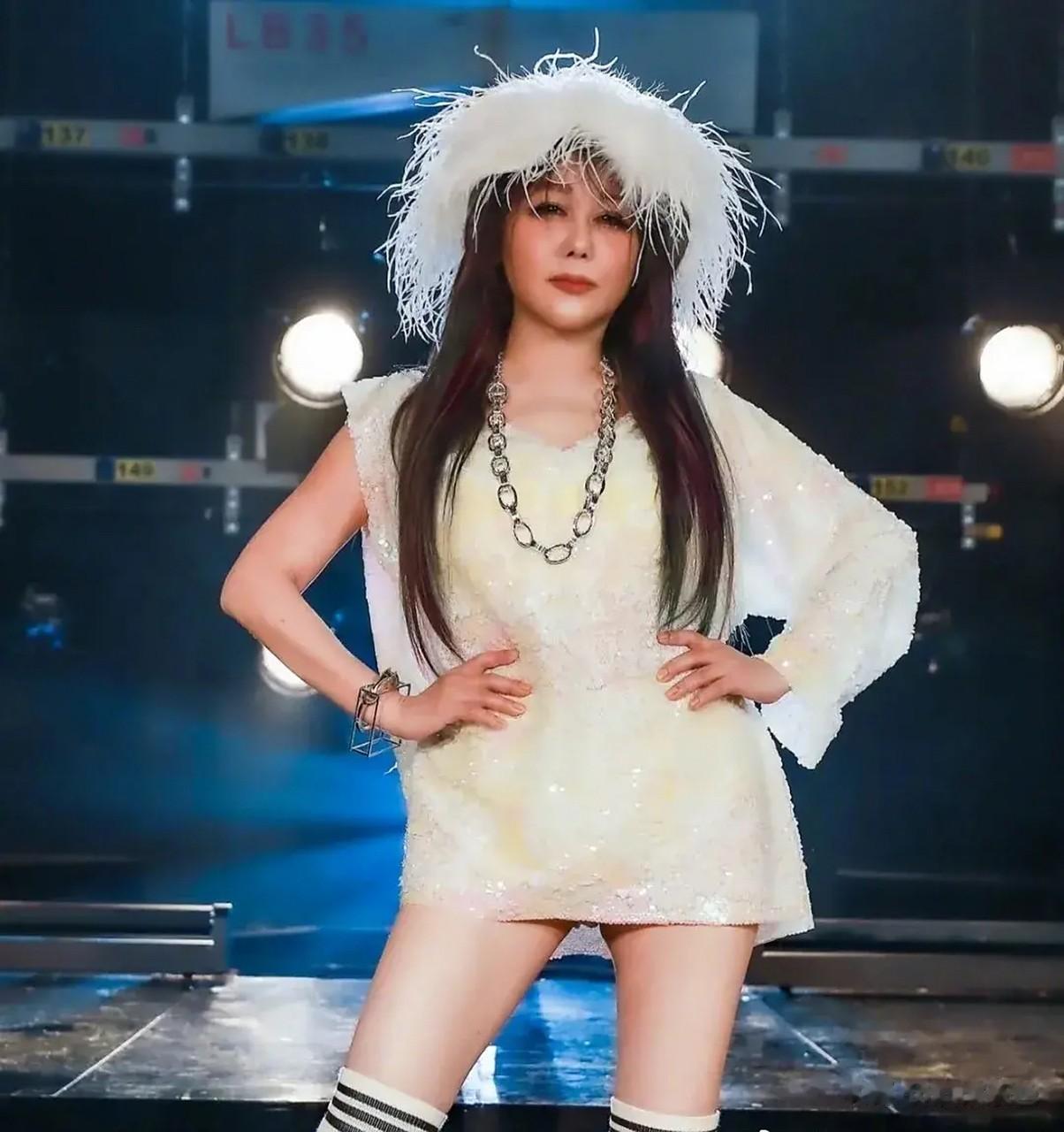 她是知名主持人，掌掴林心如，去日本人工授精，如今却孤身一人