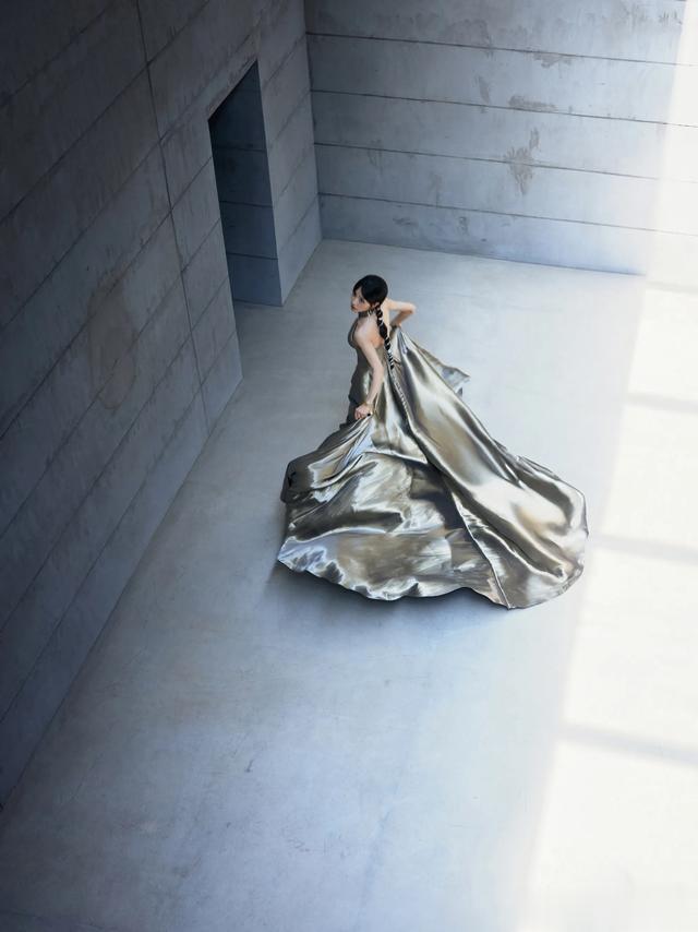 田曦薇挂颈连衣裙,身材没谁了