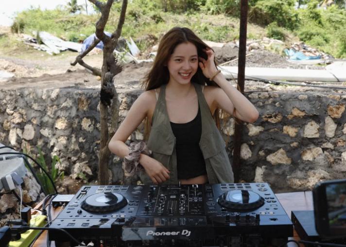 欧阳娜娜海边紧身背心出镜，香肩美背小蛮腰，少女感十足！