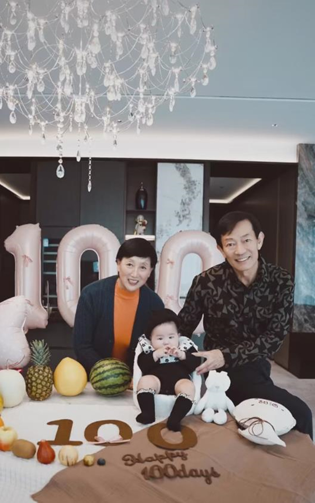 侯梦莎毛毅庆女儿百天，甜酒坐上千元婴儿车，被5人照顾养得真壮