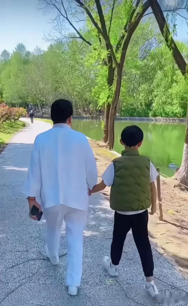 兰姐牵孙散步,箖箖背影神似小菲,终于看懂汪小菲迁就大S原因