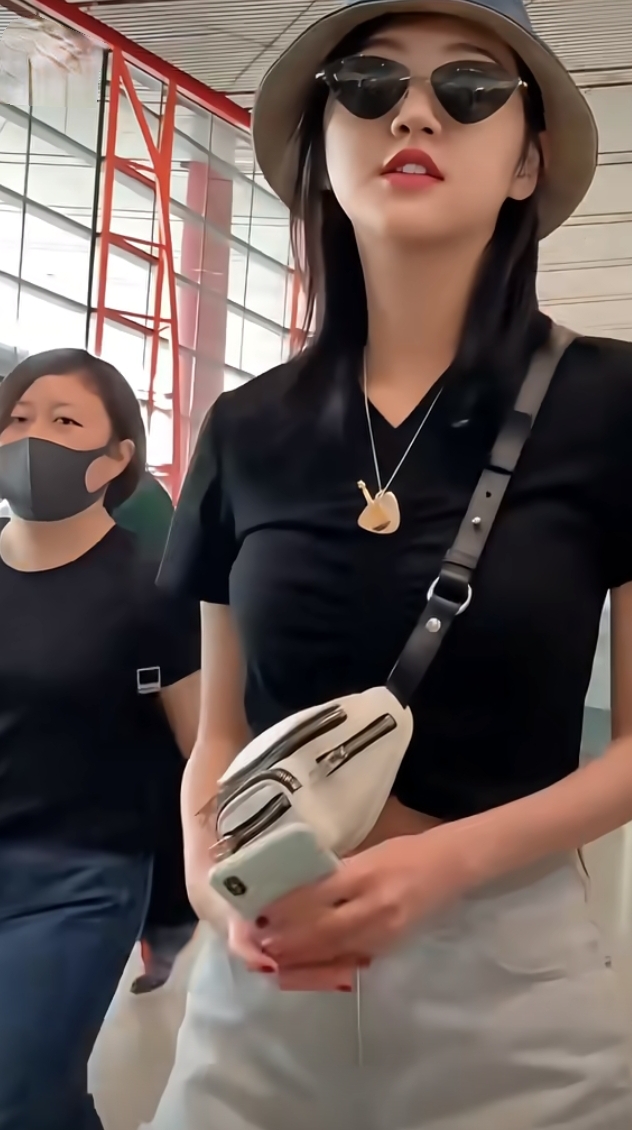 景甜现身机场，黑T配短裤长发披肩，温柔又漂亮