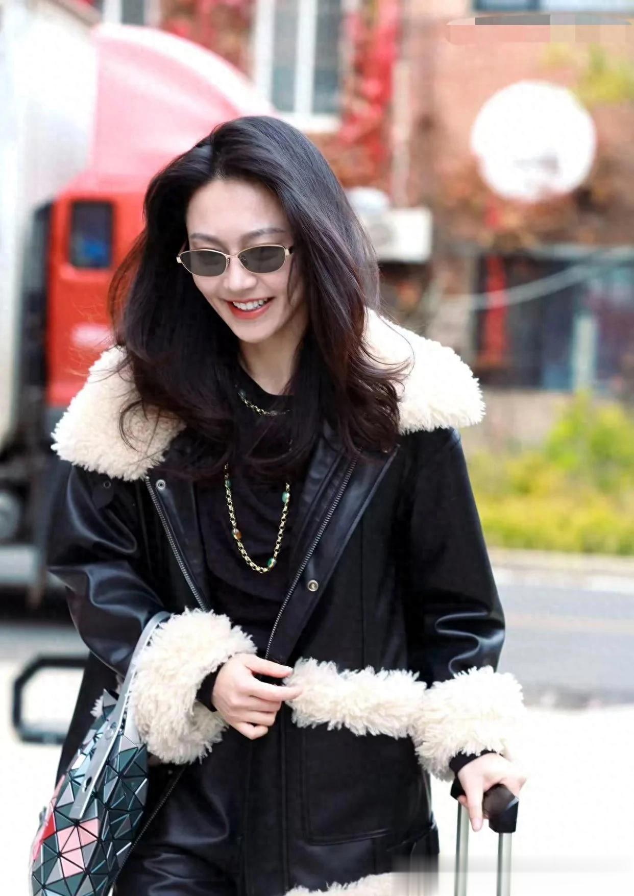 黄梦莹私服穿搭真洋气！黑色毛领外套+半身裙+短靴，时髦又高级！