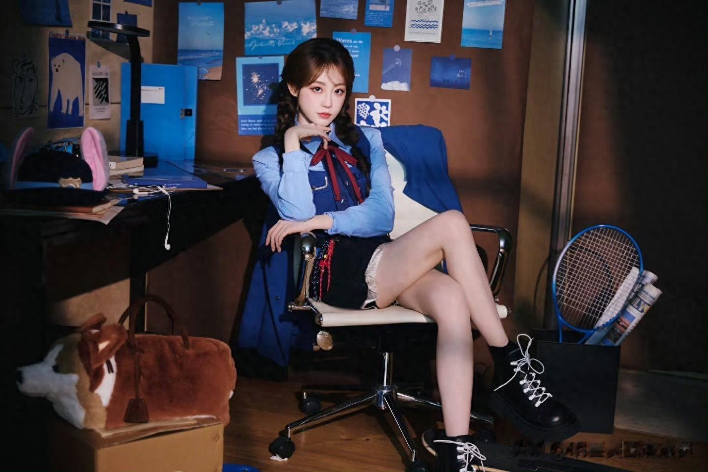 祝绪丹穿蓝制服搭兔耳帽，俏皮又灵动超吸睛