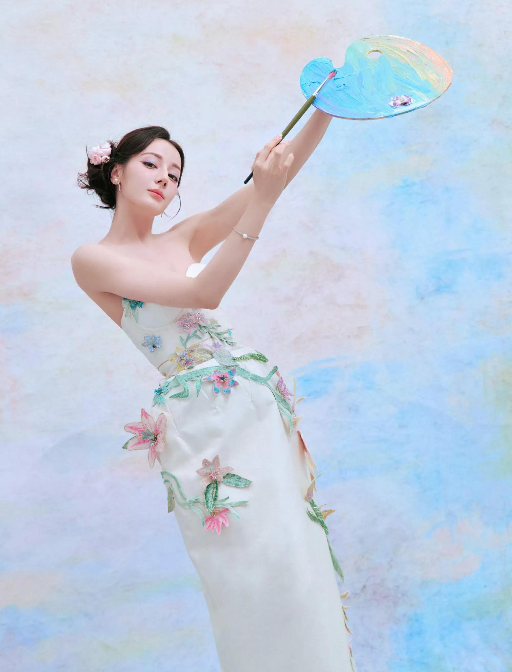 迪丽热巴鲜花裙妆造