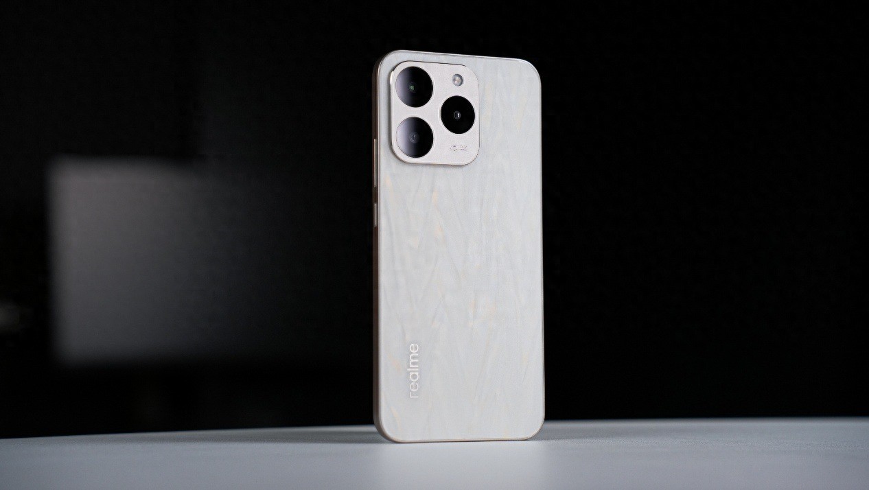 真我15T上手体验：小直屏里的“大越级”，千元档的超能新标杆！