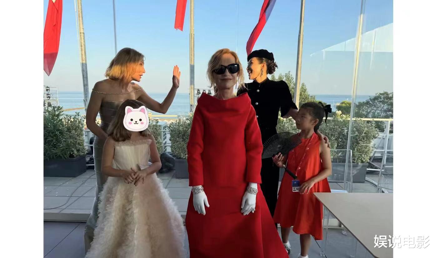 章子怡晒与朱丽叶比诺什亲密合照,和法国女星投缘,结交多位好友