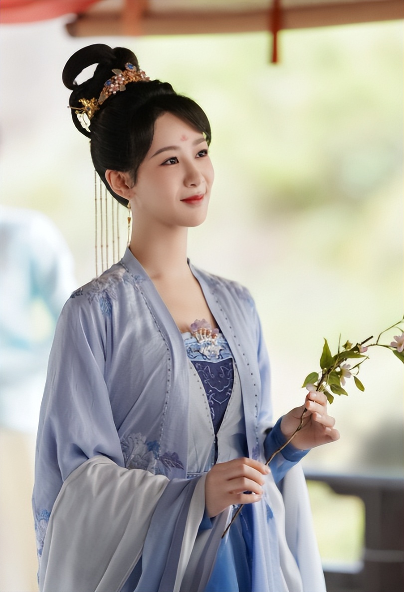 官媒接连发文，高调官宣32岁杨紫喜讯，全网恭喜，终于等到这一天