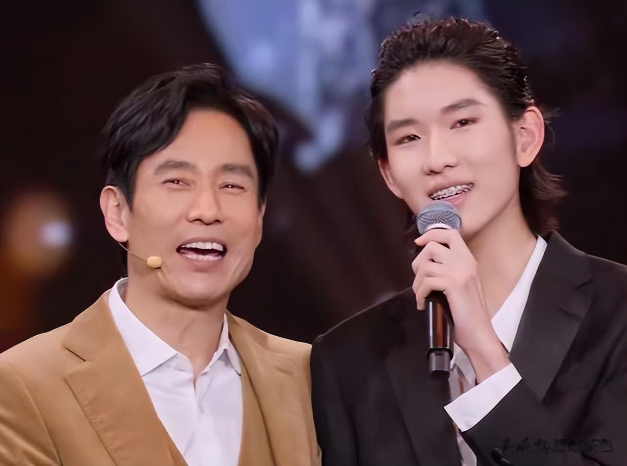 54岁演《大生意人》爆火，如今又父子同台飙戏，17岁儿子比他还帅