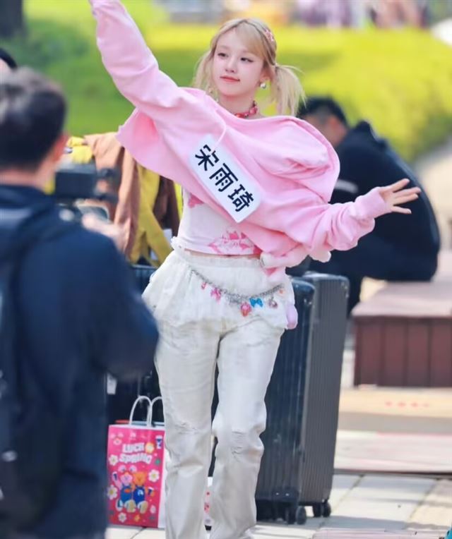 孟子义宋雨琦《奔跑吧13》首期录制，粉红芭比装和辣妹装都好美