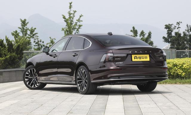 新款沃尔沃S90震撼登场，豪华座驾再升级，起售价30.09万元诚意十足