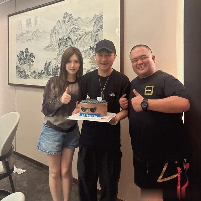 德云社张鹤擎酒店庆生,与妻子合影曝光,嫂子真漂亮,有旺夫相