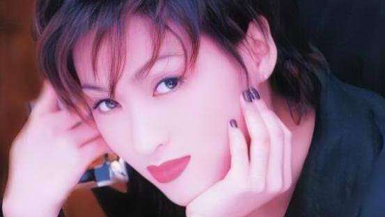 香港知名女星移英多年罕见现身，脸部变化明显，领养孩子视如己出