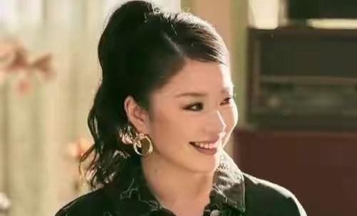 戏中土气丑陋，戏外却显优雅，33岁王菊展示了什么叫风格大变样！