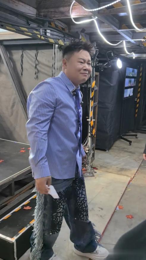 郭德纲老婆现身演唱会，被郭汾阳搂脸亲，岳云鹏紧急制止：可以了