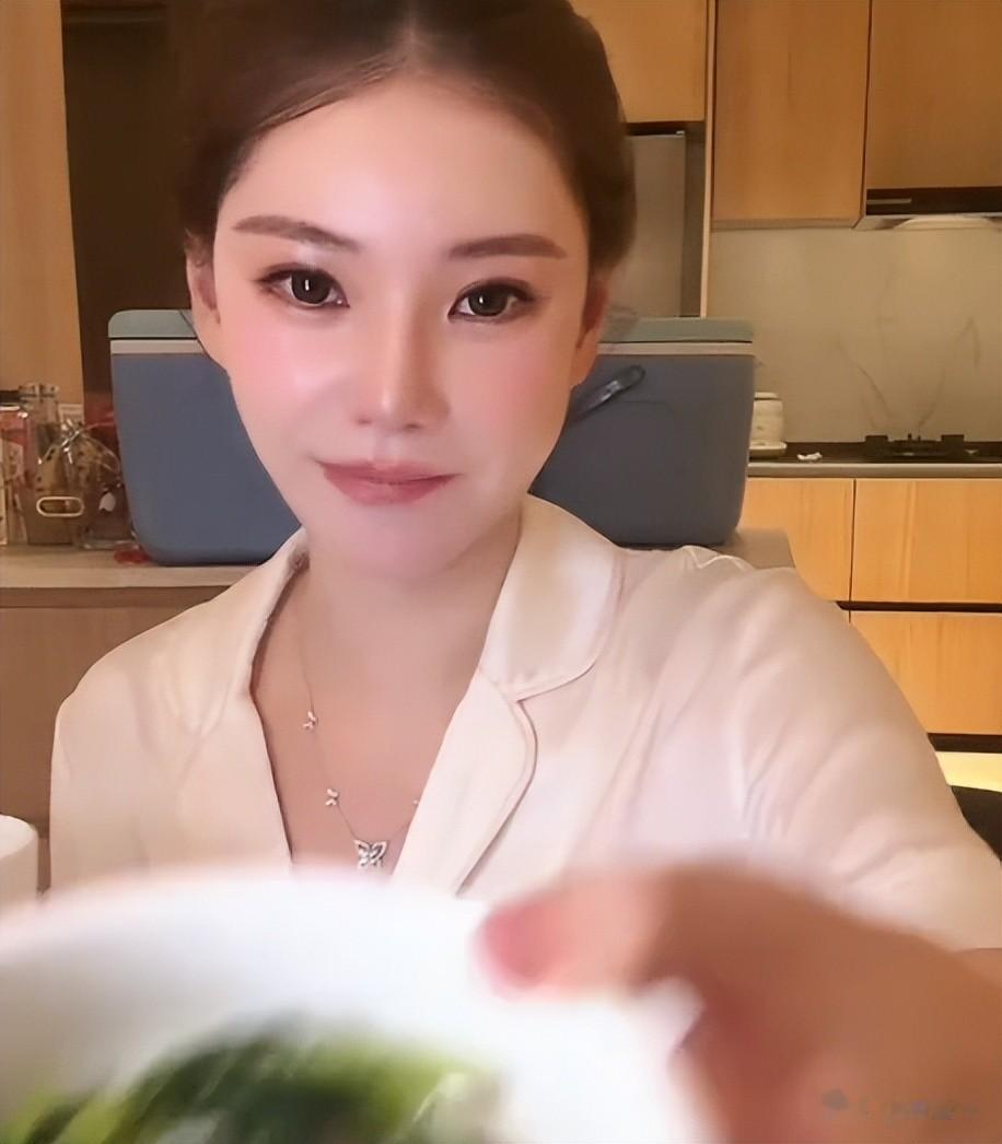 张兰带外孙公园游玩！玥儿裤拖地、霖霖露脚踝，没筱梅会照顾孩子