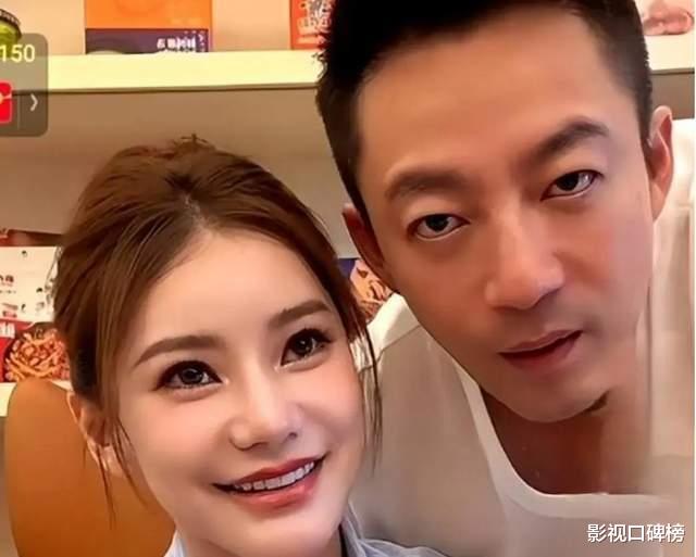 小玥儿神态与大S相似,留着长直发,文静又温柔,身高快超过奶奶