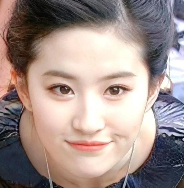 五百多天不进组,爱吃火锅和烤肉,刘亦菲活成内娱羡慕的样子