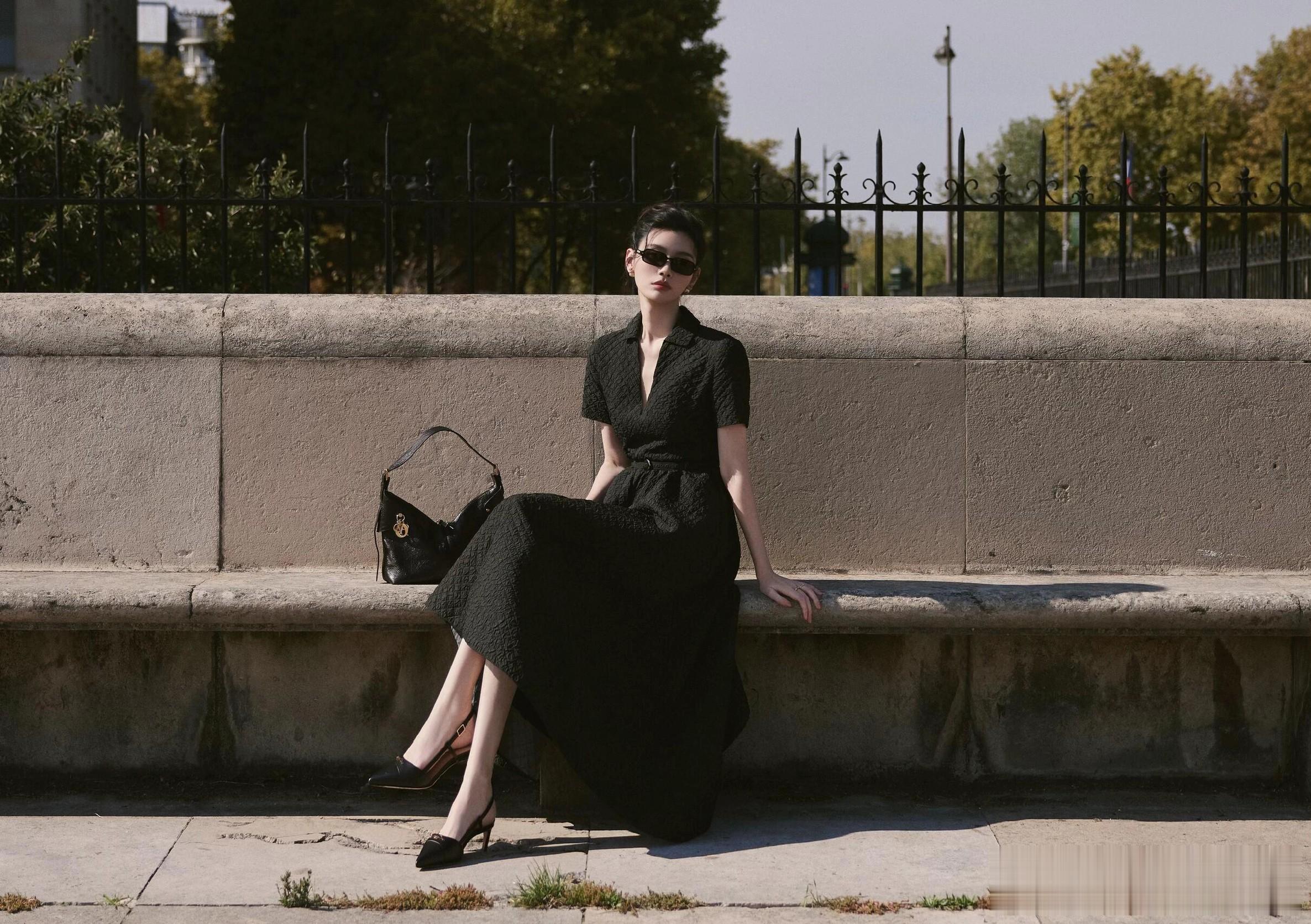 奚梦瑶出席巴黎时装周,一袭黑色束腰连衣裙优雅气质好漂亮!