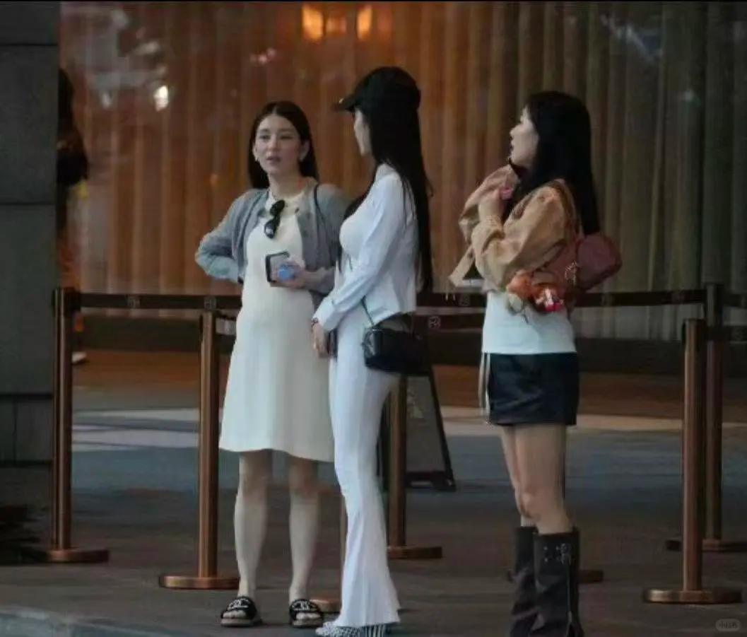 方媛孕晚期和闺蜜逛街！肚大如萝依旧很灵活，女明星帮提包排面足