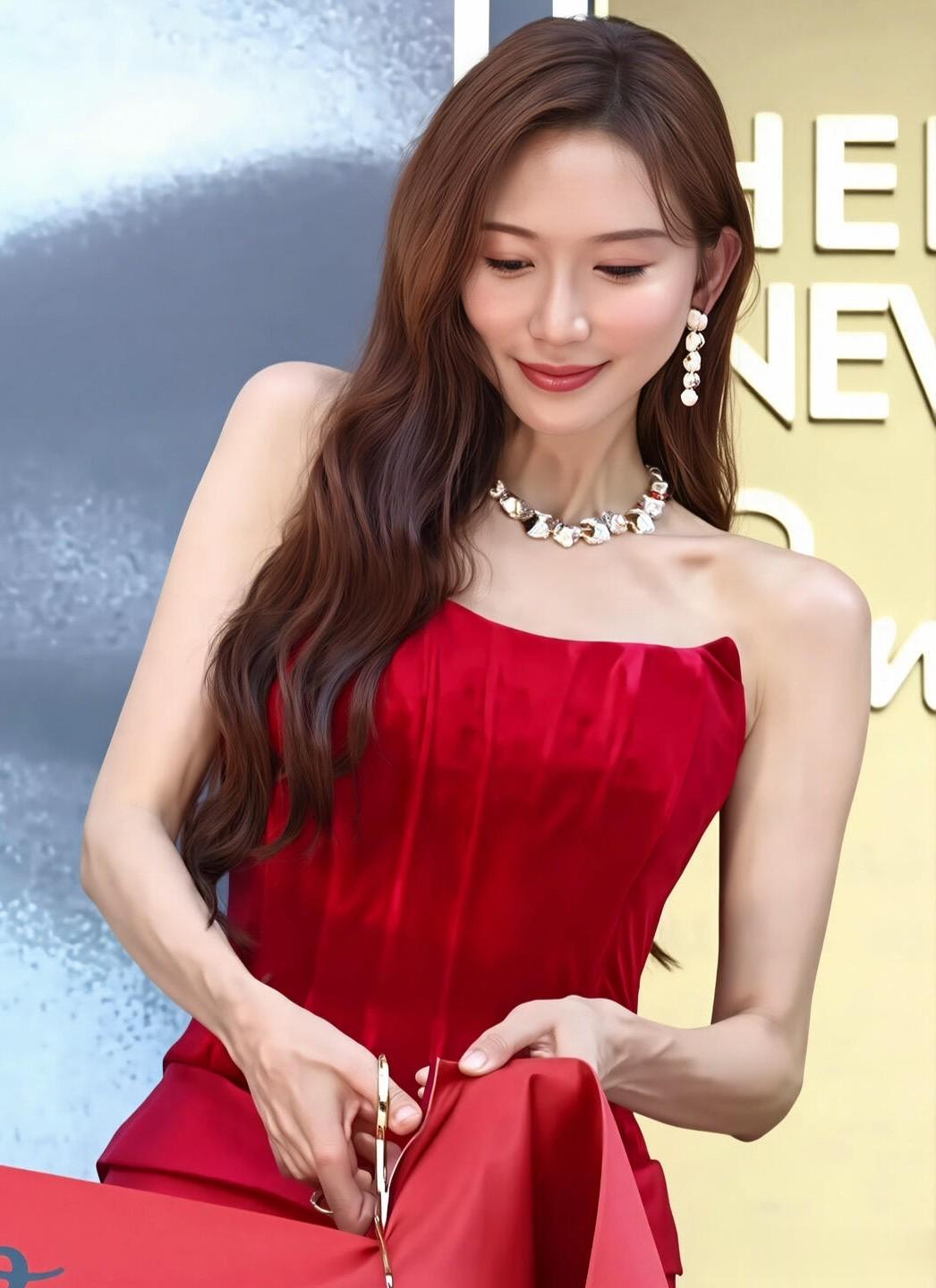 51岁林志玲出席东京剪彩活动，穿红色露肩鱼尾礼服，优雅永不过时