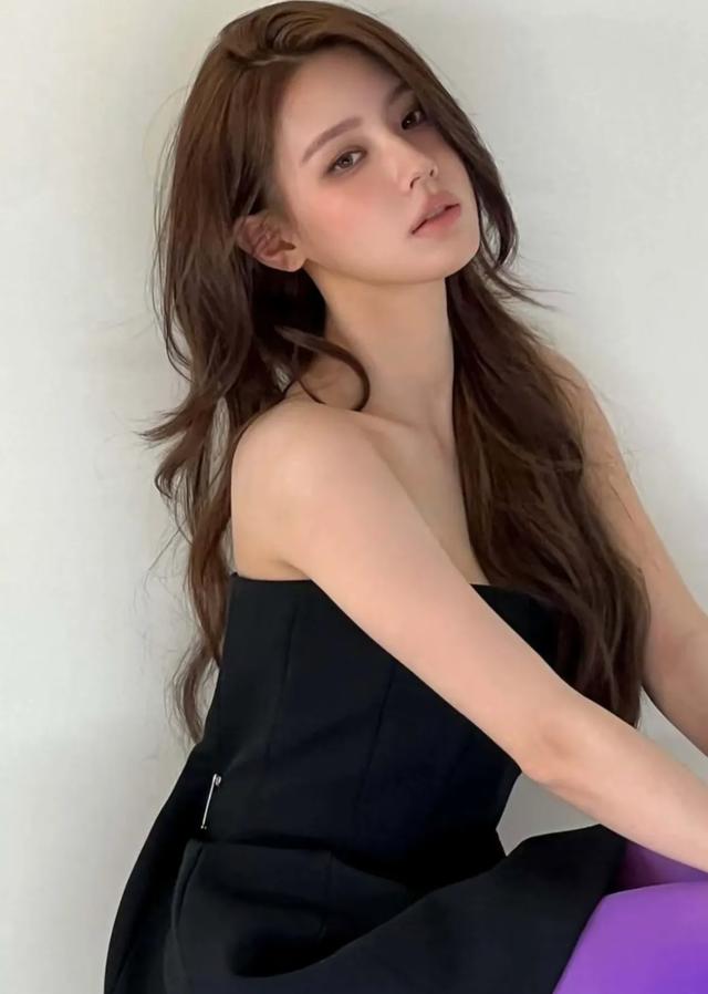 赵美延首次登上中国杂志,紫色丝袜杀疯了!