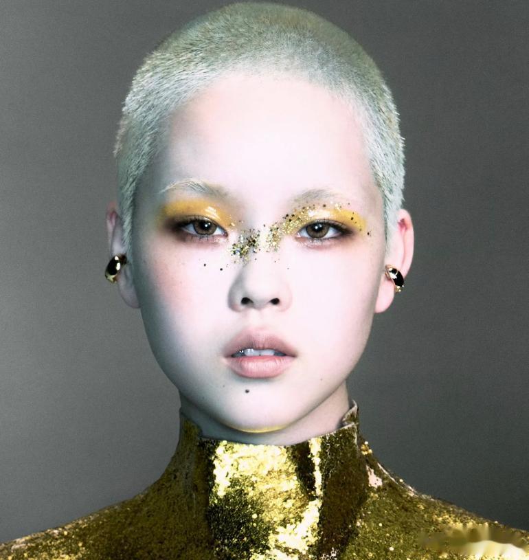 20岁女偶像切除胸部惹争议！前后对比强烈，不想当女的还加入女团