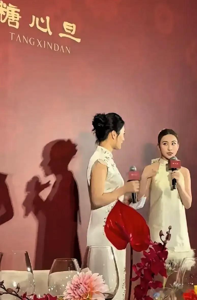 糖心旦晚宴王诗龄尴尬，特意何超莲挨着被何超莲无视被指是假名媛