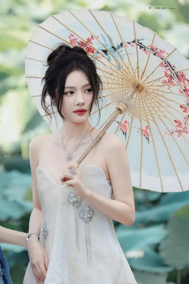 蔡文静江南风韵大片,这身材把摄影师看迷糊了