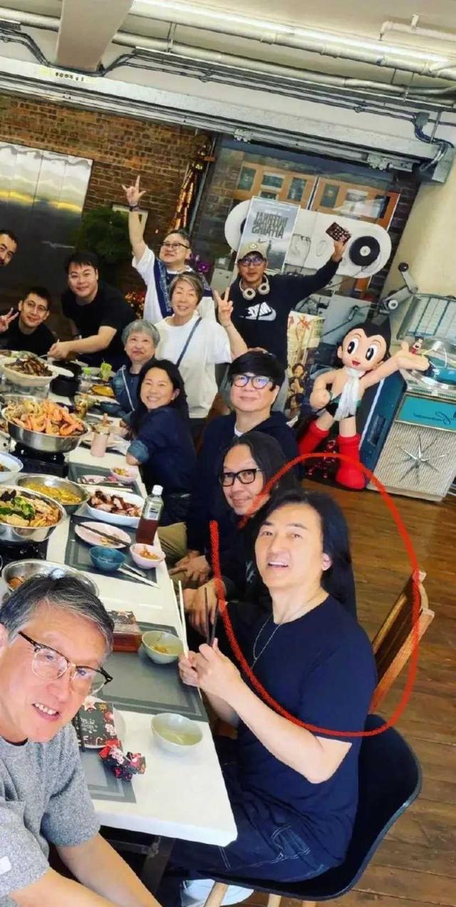 舒淇在香港深夜晒聚会照！周迅皮肤如婴儿，郑伊健夫妇发福严重！