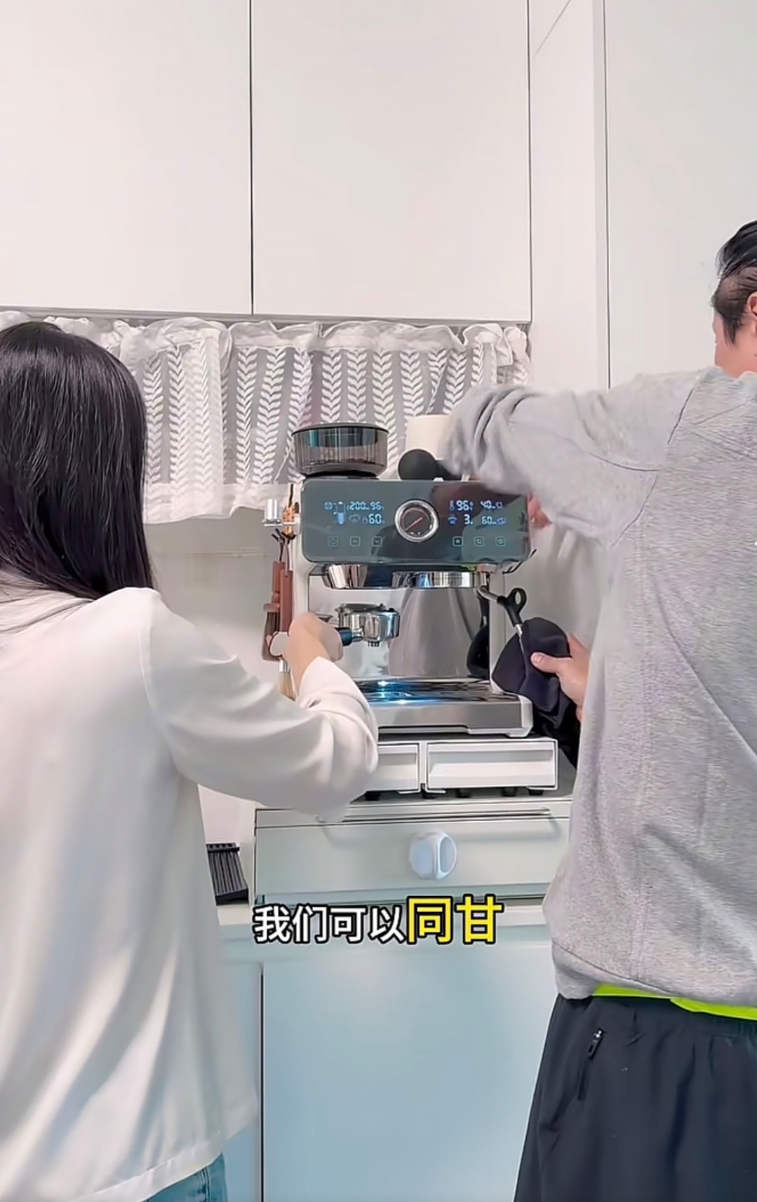 洪金宝儿子洪天明一家移居深圳，与妻子动手搬行李，不请搬家公司