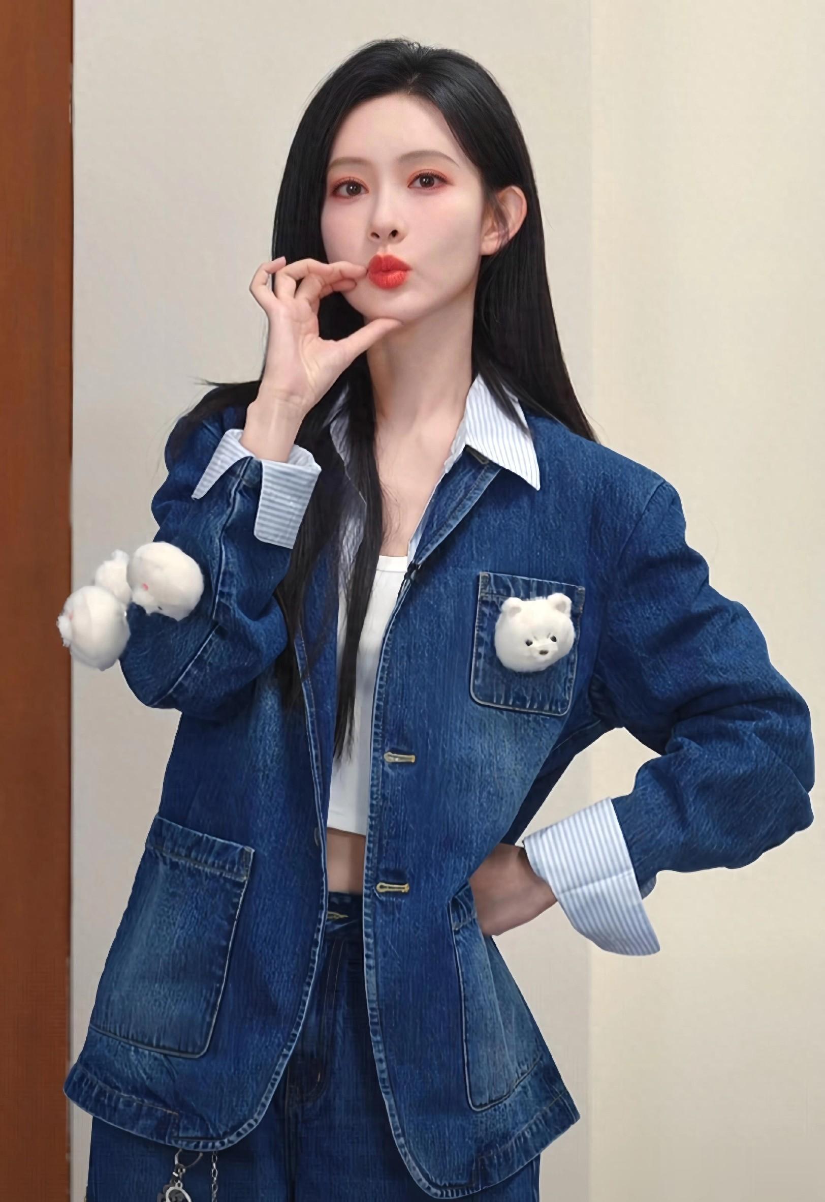 孟子义三连比心好可爱，身上别满了迷你毛绒巧克力挂件！