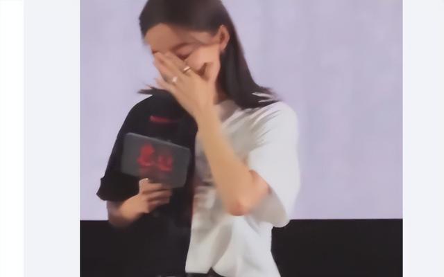 昔日姐妹花成“陌路”？张小斐首映哭红眼，贾玲“不务正业”