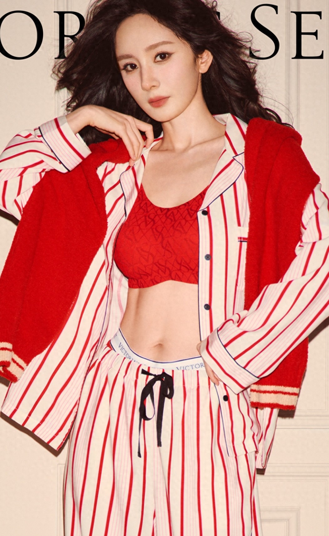 杨幂维密广告硬照,身穿红色睡衣好明艳,意外露出马甲线好明显