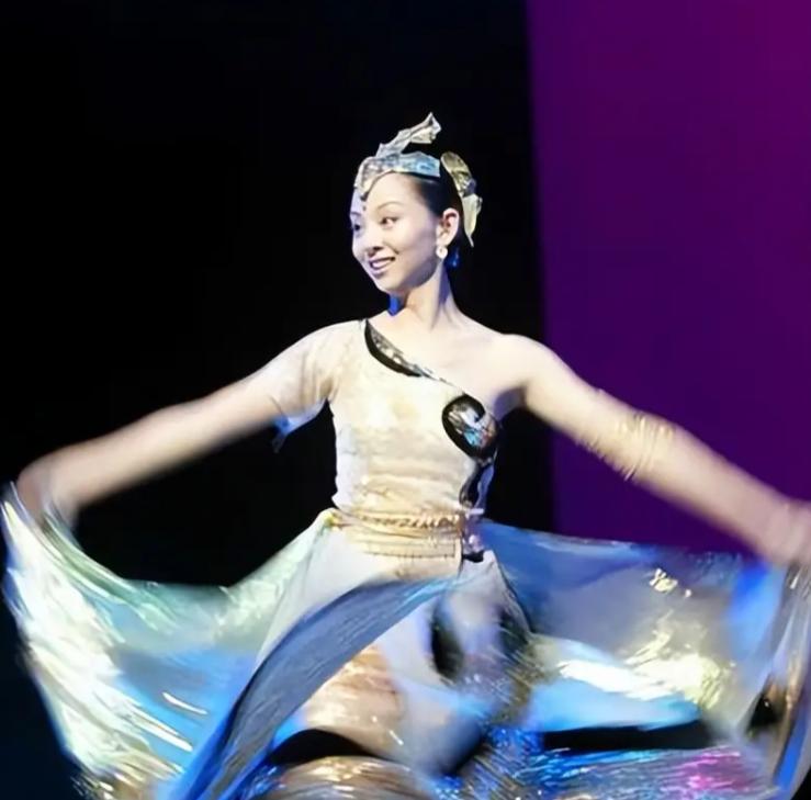 当年千手观音的聋哑人领舞，被富商苦追8年，如今她成了这副模样